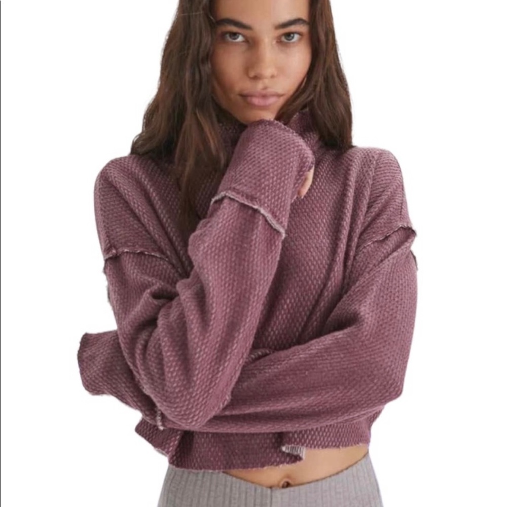 NWT Out From Under Raw Cut Off Hem Crop Long Sleeve Thermal Turtleneck Top Small